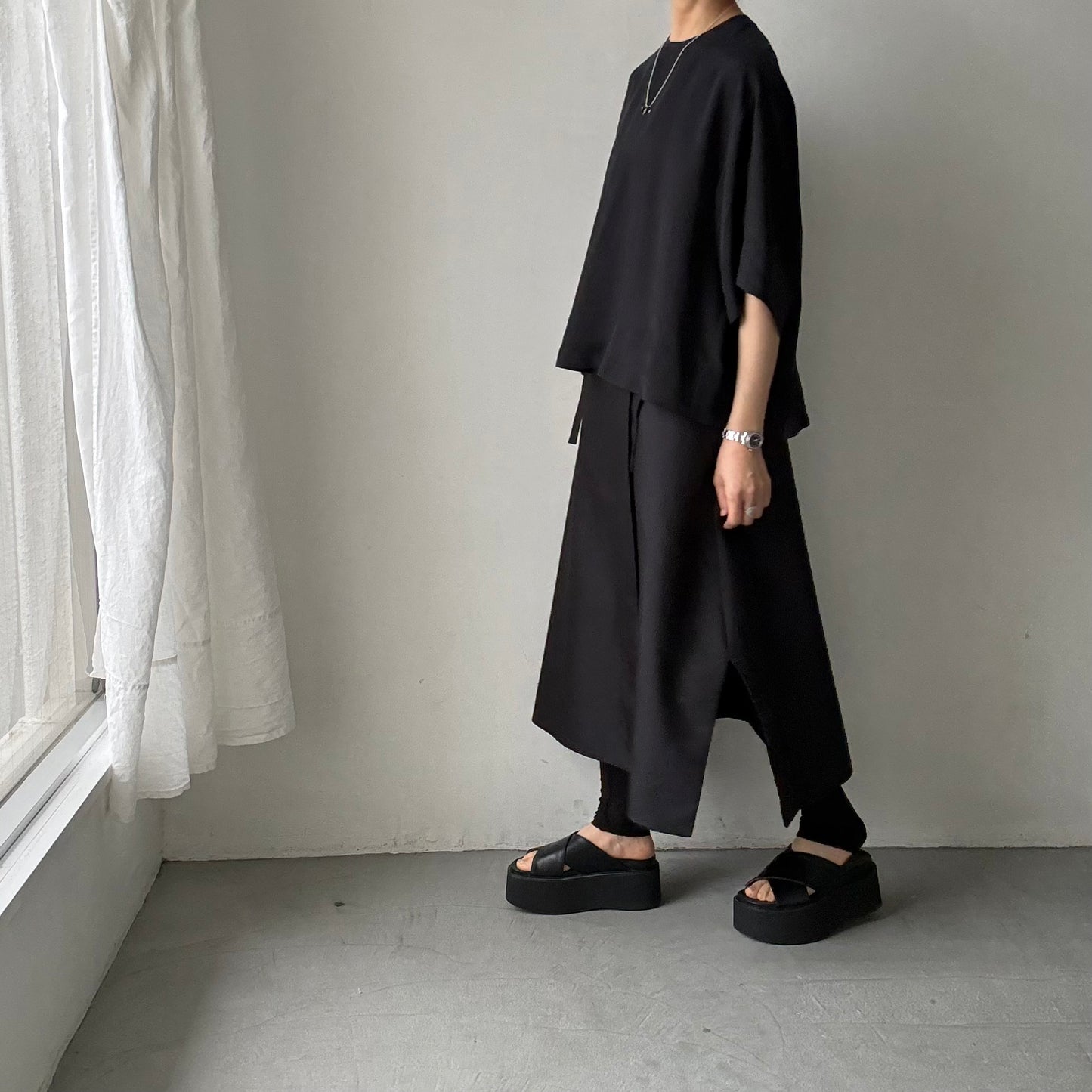 TENNE HANDCRAFTED MODERN ハーフスリーブトップス　ブラック