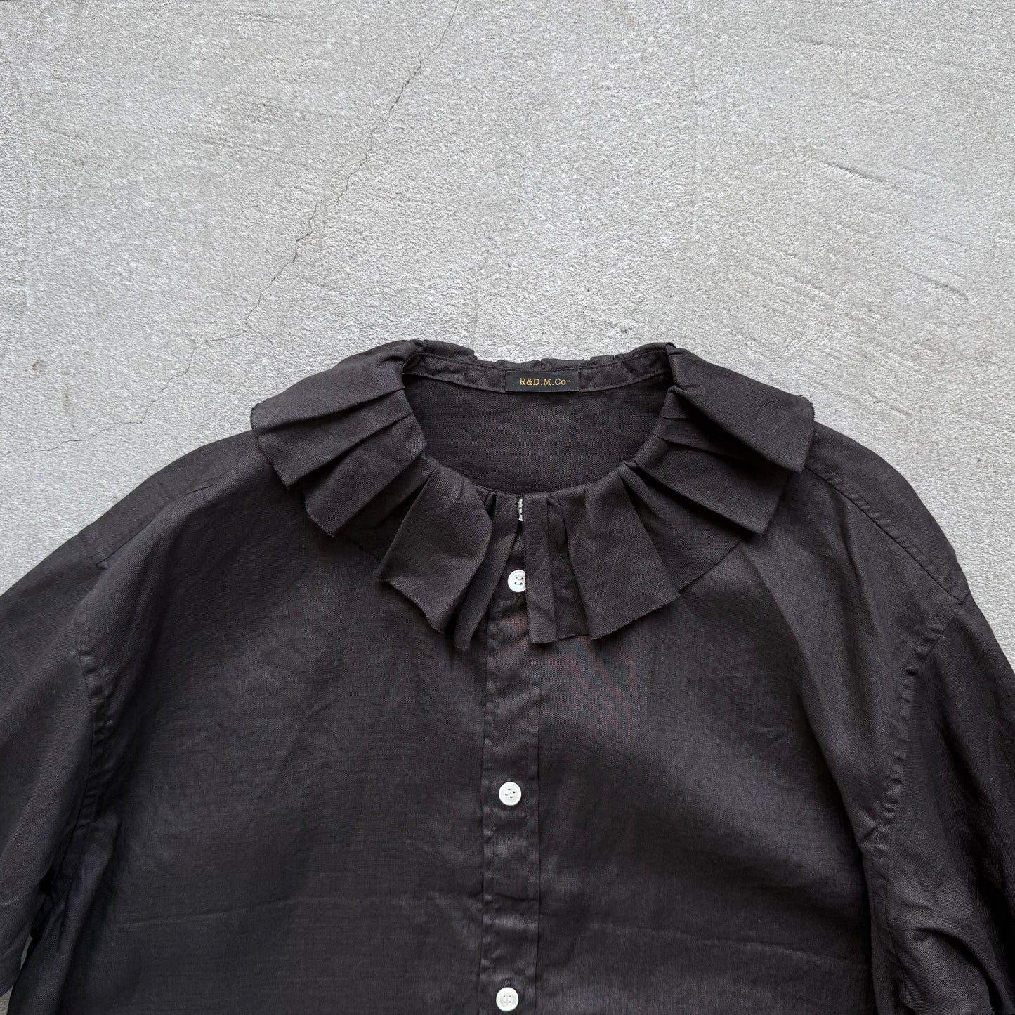 R&D.M.Co  リネンガーメントダイラッフルカラーブラウス