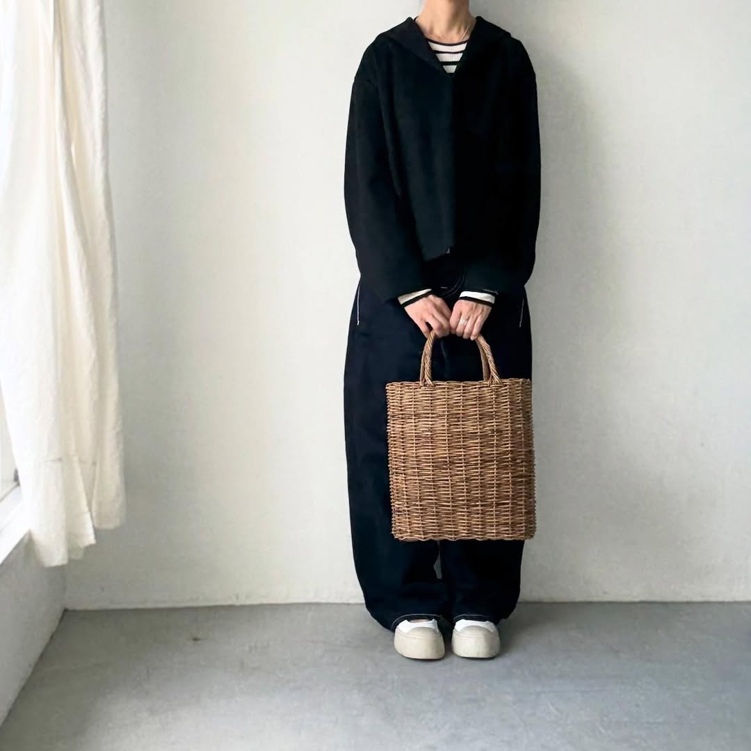 TENNE HANDCRAFTED MODERN セーラーカラーブラウス なめらかなカシミヤ生地で作ったブラウスはちょっと珍しいデザイン