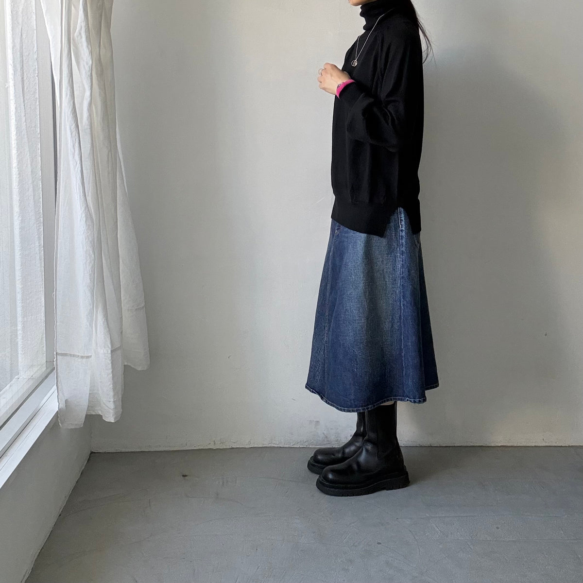 atelier naruse ウールタートルネックニット　ブラック×袖口ピンク