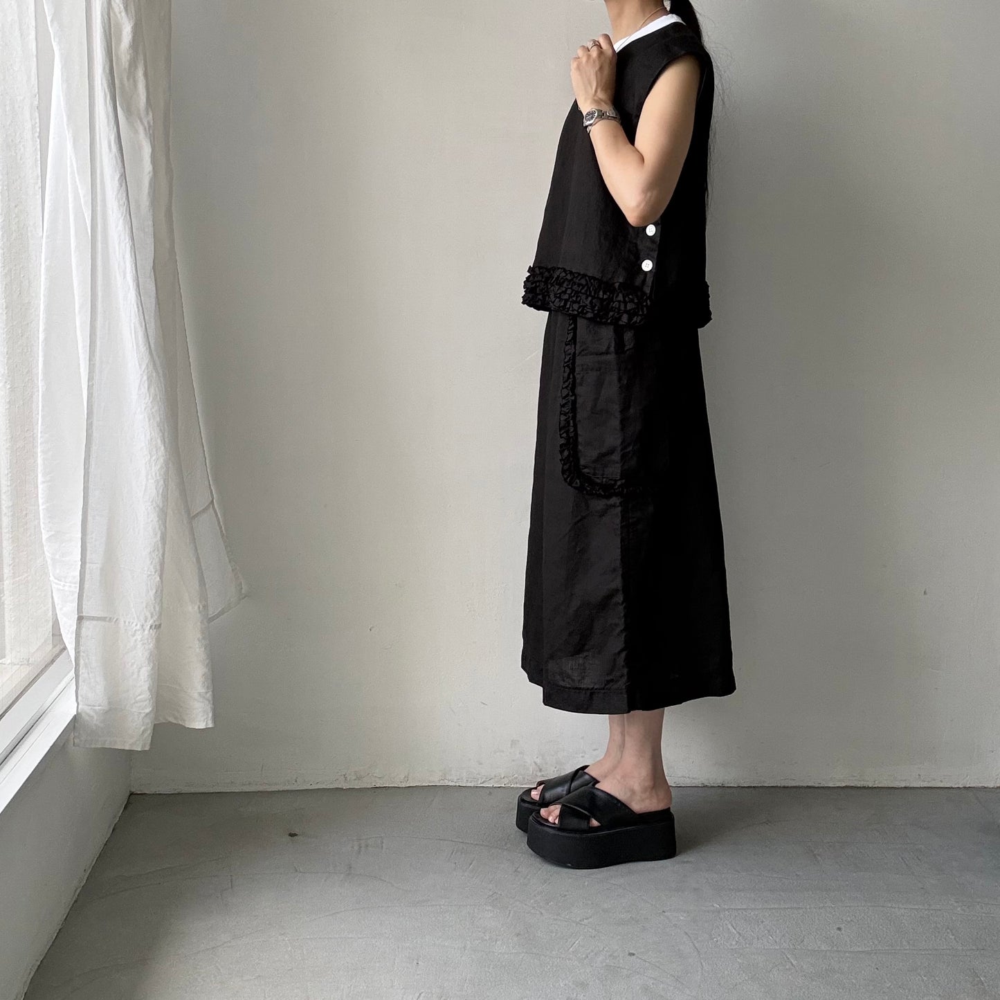 R&D.M.Co  リネンガーメントダイフリルデコレーションボタンビブ