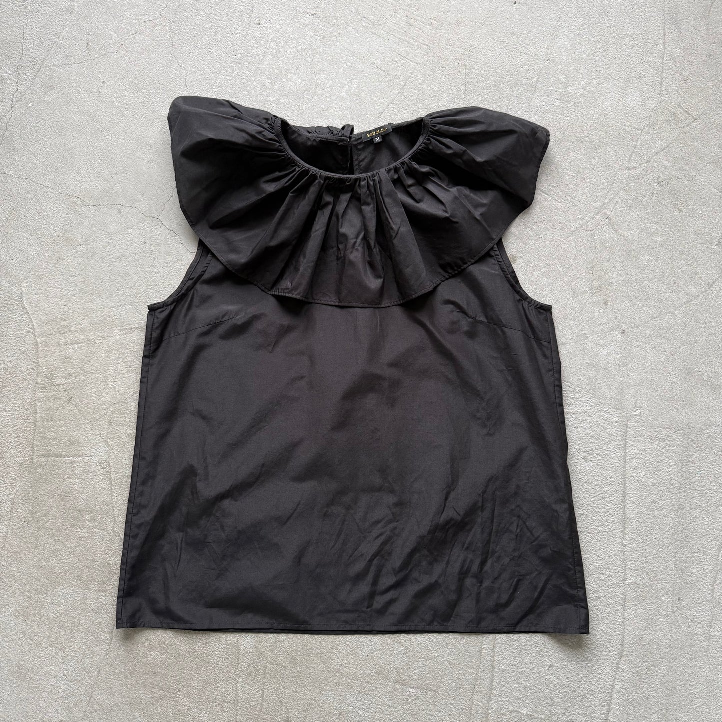 R&D.M.Co シルクコットンピエロカラーノースリーブブラウス