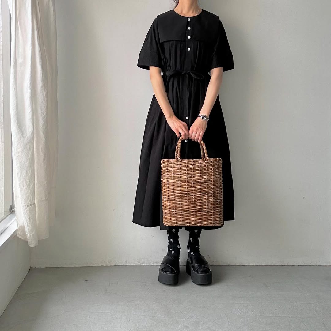 MAGALI 天日干しコットンスクエアカラーワンピース　ブラック