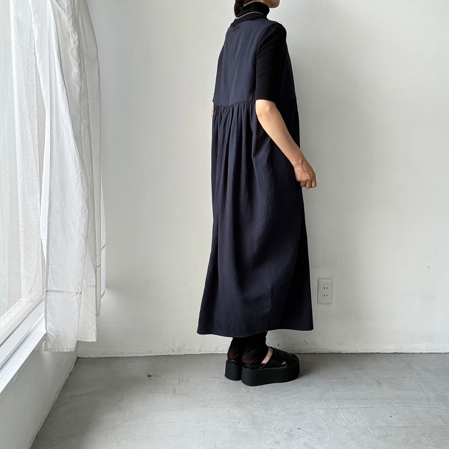 TENNE HANDCRAFTED MODERN ビスコースリネンノースリーブコクーンドレス