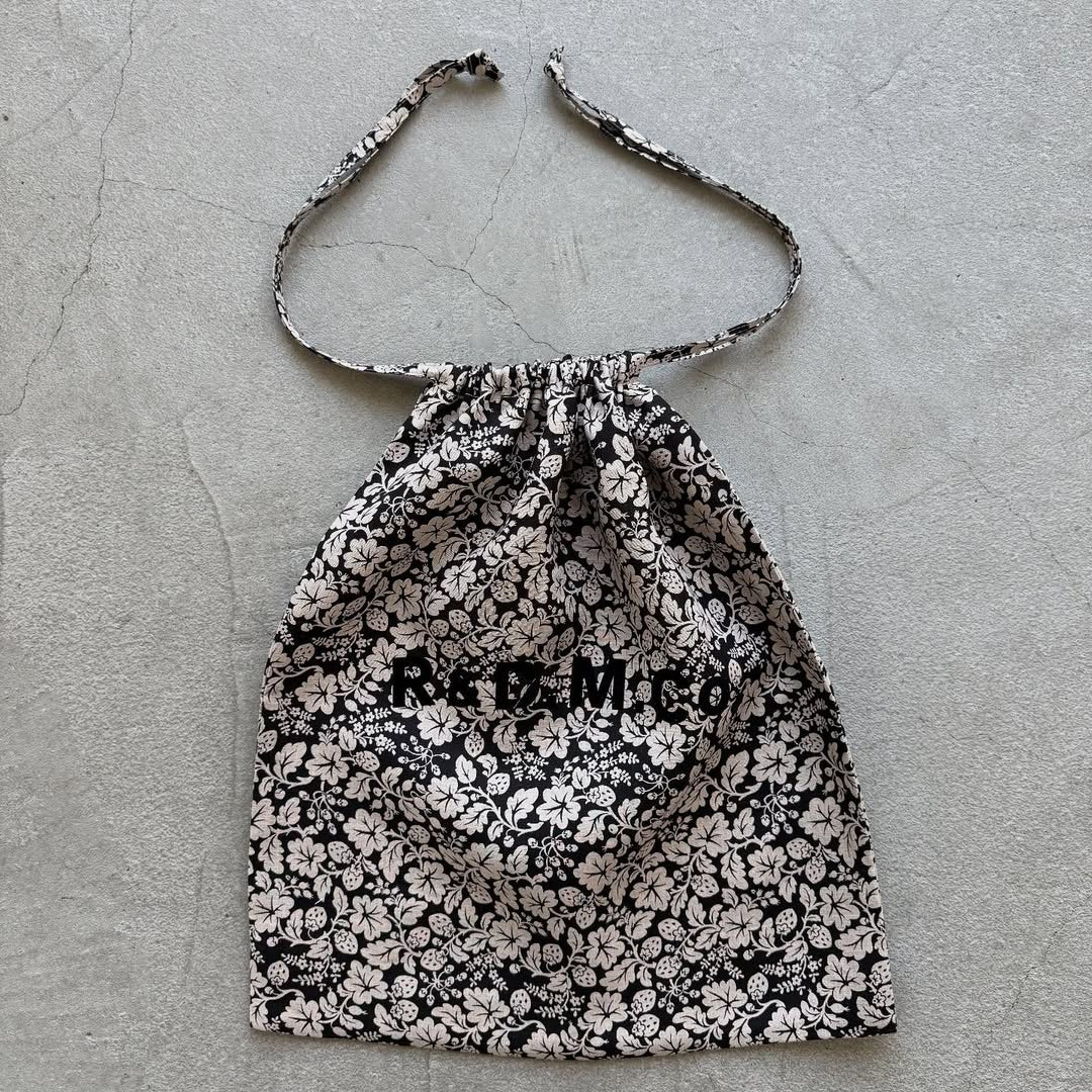 R&D.M.Co  ワイルドベリーリネンドローストリングバッグラージ　ブラック×フラックス