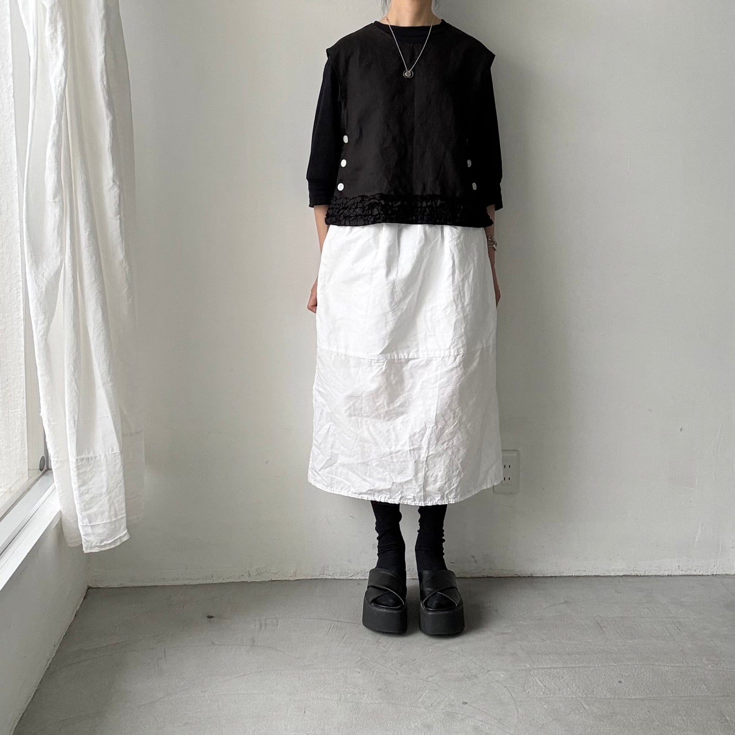R&D.M.Co  リネンガーメントダイフリルデコレーションボタンビブ
