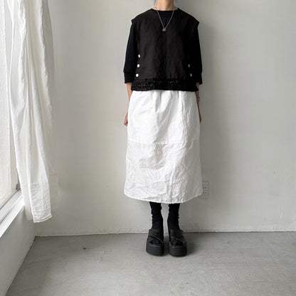 R&D.M.Co  リネンガーメントダイフリルデコレーションボタンビブ