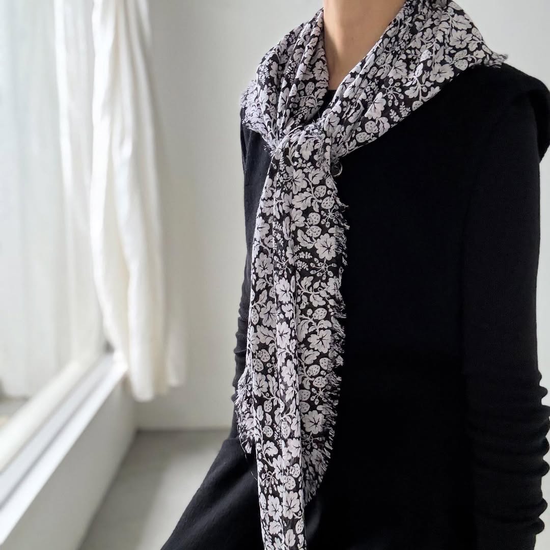 R&D.M.Co  ワイルドベリーガーゼショール　ブラック×ホワイト