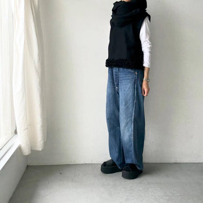 R&D.M.Co  フリルデコレーションボタンビブ　ブラック