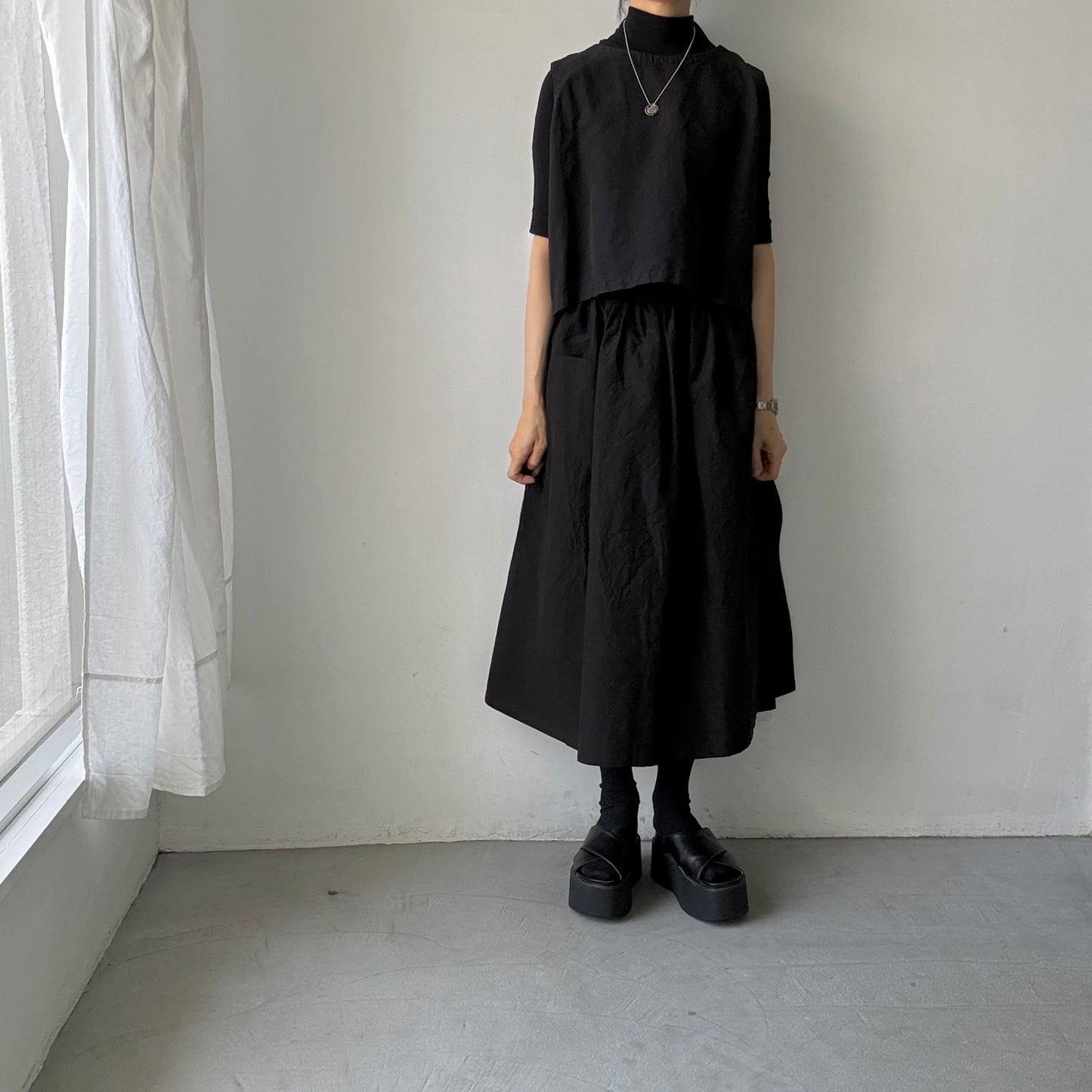 R&D.M.Co  コットンリネンシルクワッシャーサロンエプロン　ブラック