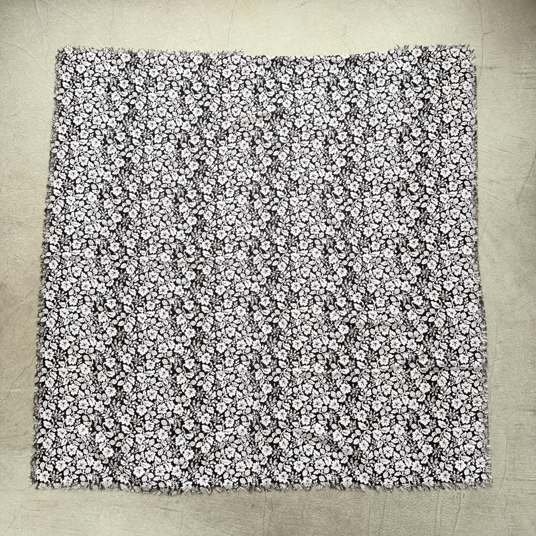 R&D.M.Co  ワイルドベリーガーゼショール　ブラック×ホワイト