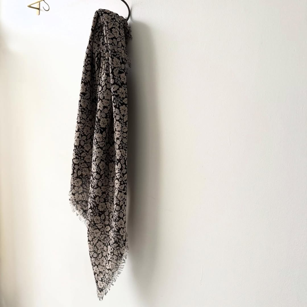 R&D.M.Co  ワイルドベリーガーゼショール　ブラック×フラックス