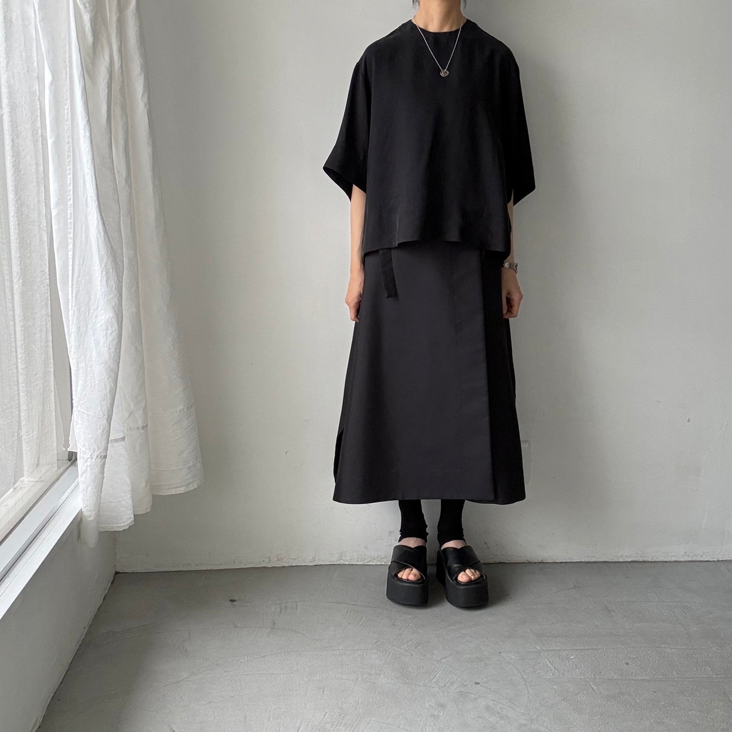 TENNE HANDCRAFTED MODERN ハーフスリーブトップス　ブラック