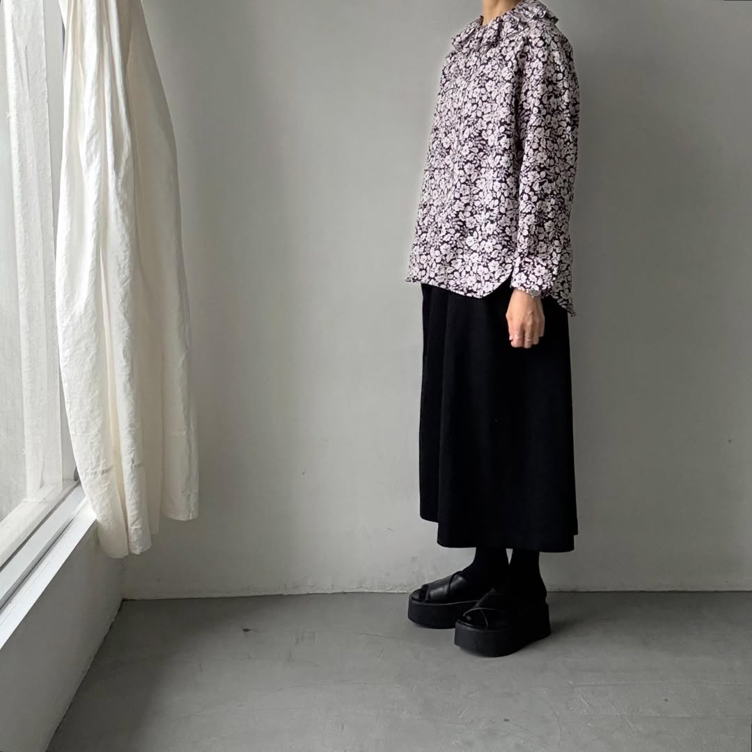 R&D.M.Co ワイルドベリーリネンラッフルカラーブラウス