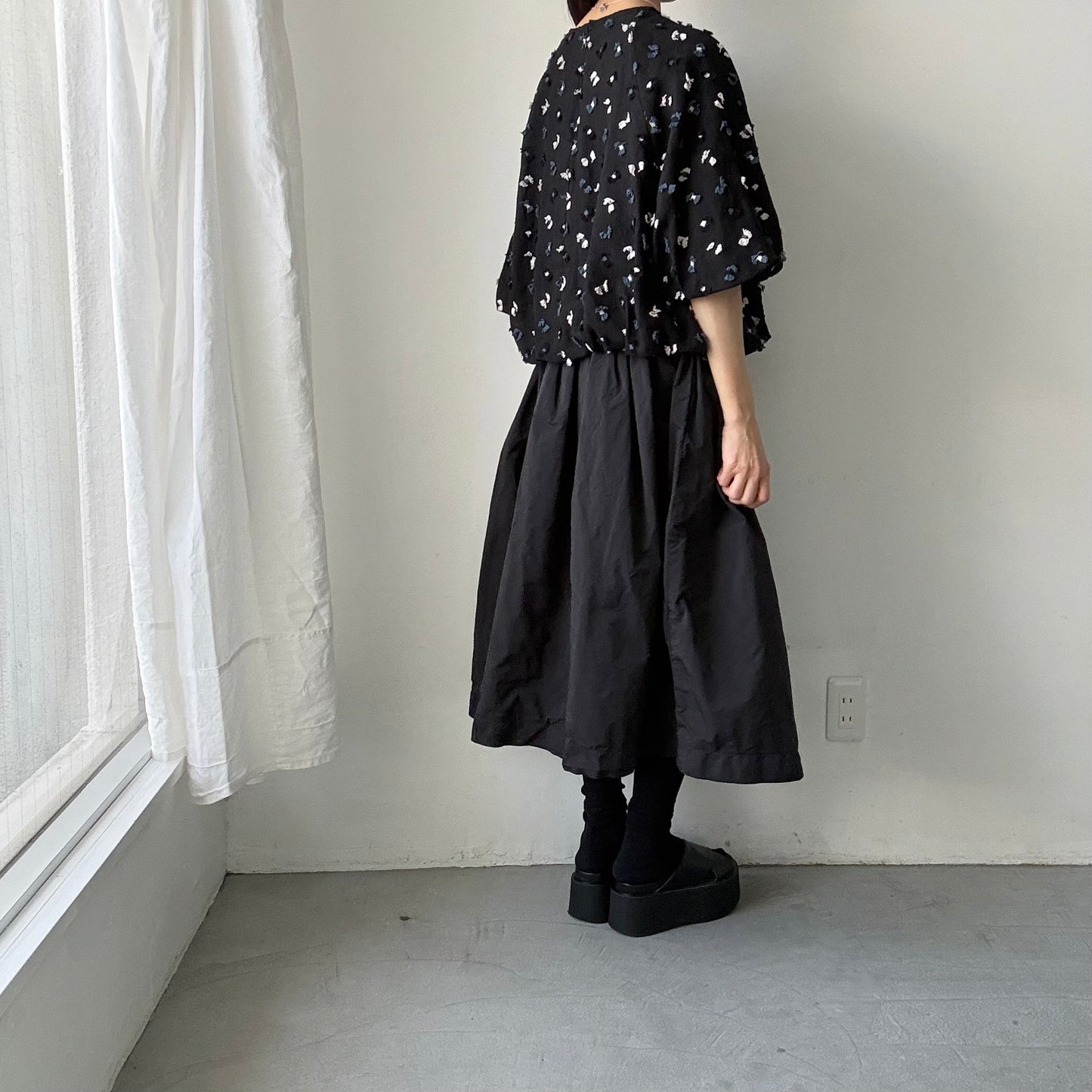 kijinokanosei  糸巻きバルーンスリーブプルオーバー　ブラック
