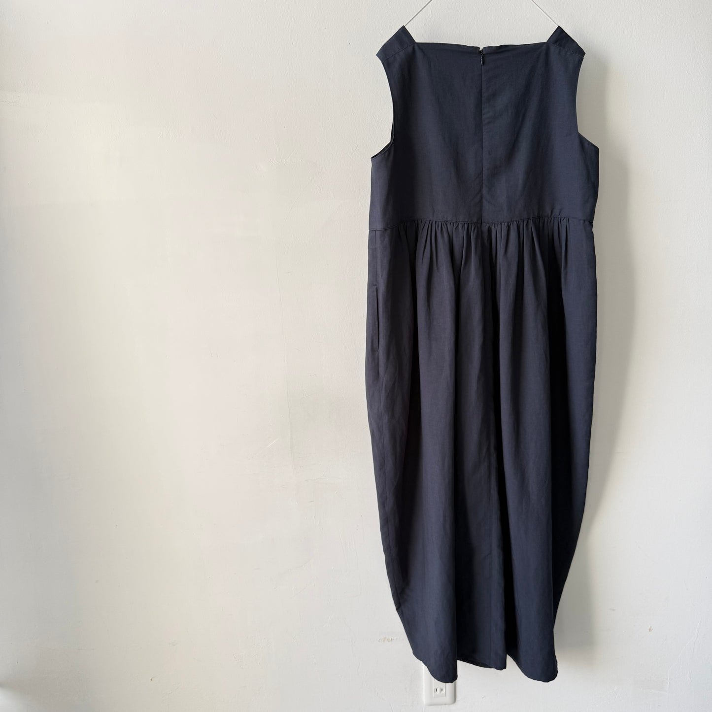 TENNE HANDCRAFTED MODERN ビスコースリネンノースリーブコクーンドレス