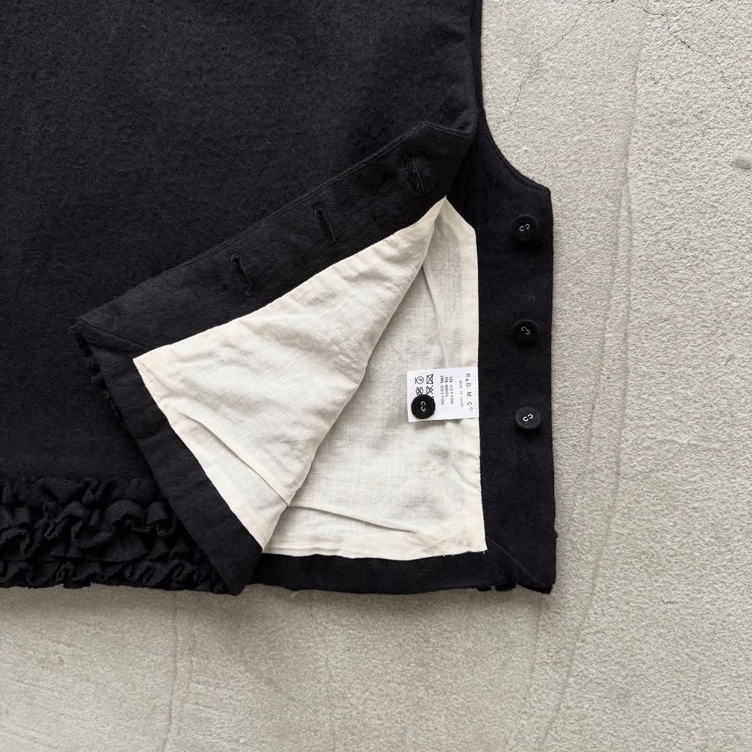 R&D.M.Co  フリルデコレーションボタンビブ　ブラック