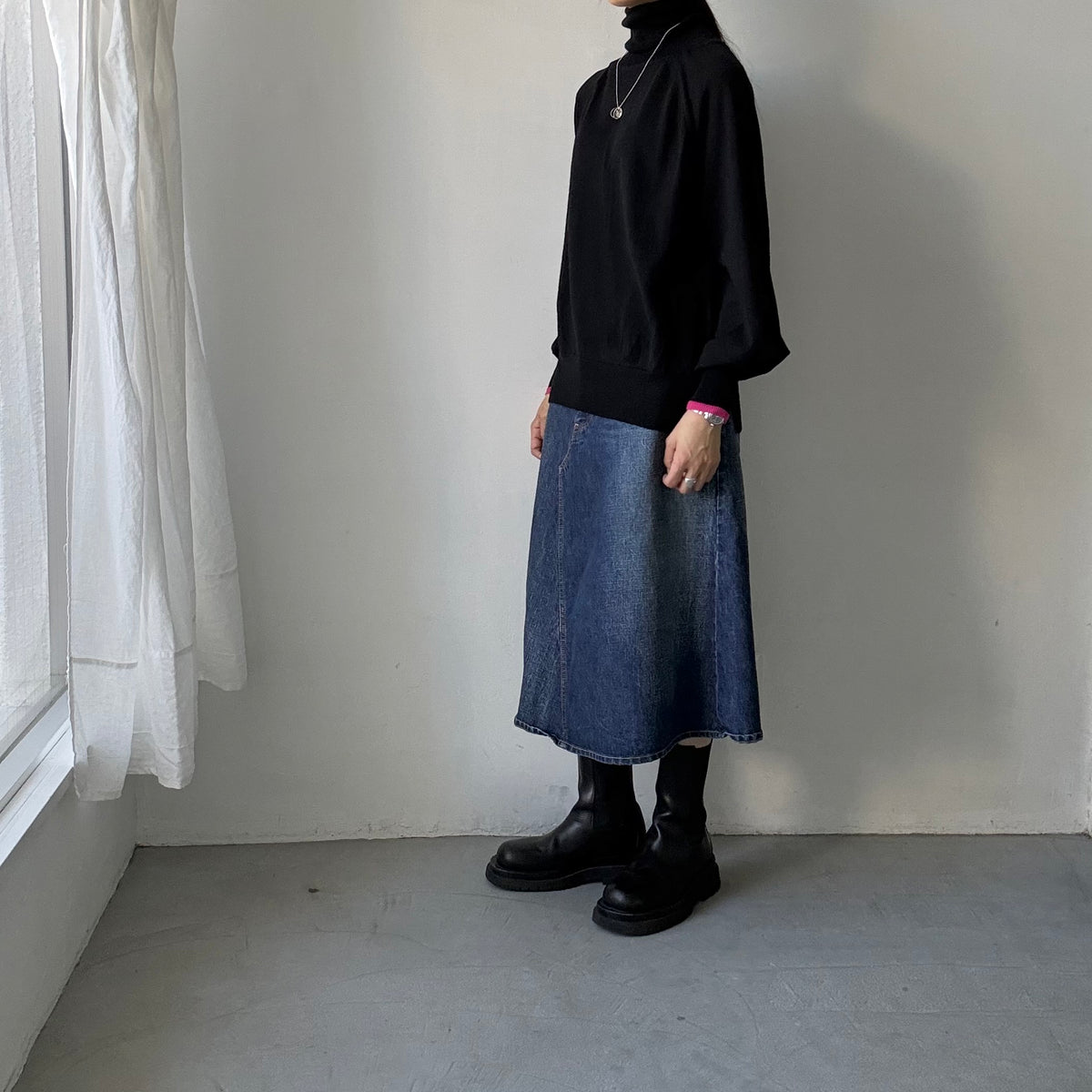atelier naruse ウールタートルネックニット　ブラック×袖口ピンク