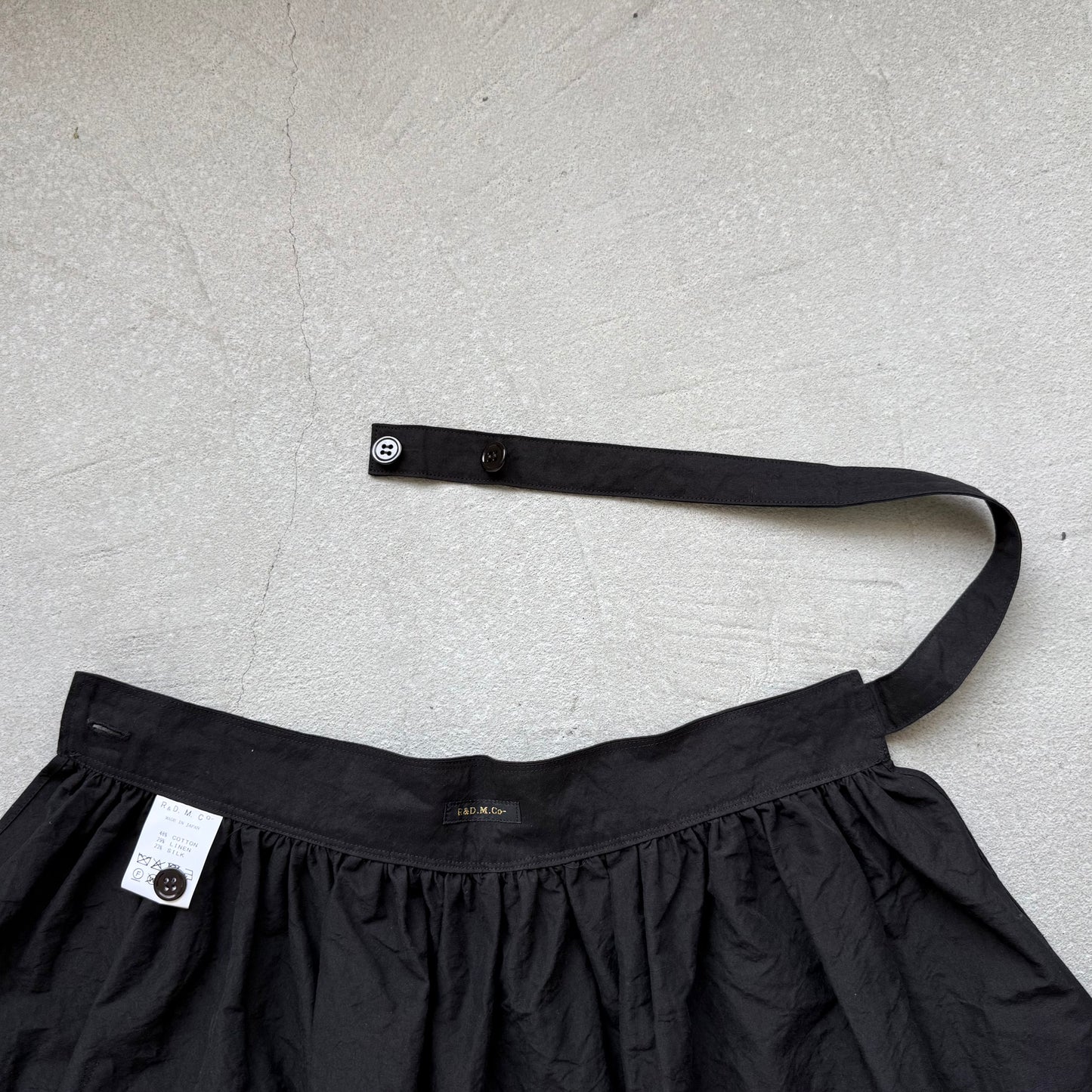 R&D.M.Co  コットンリネンシルクワッシャーサロンエプロン　ブラック