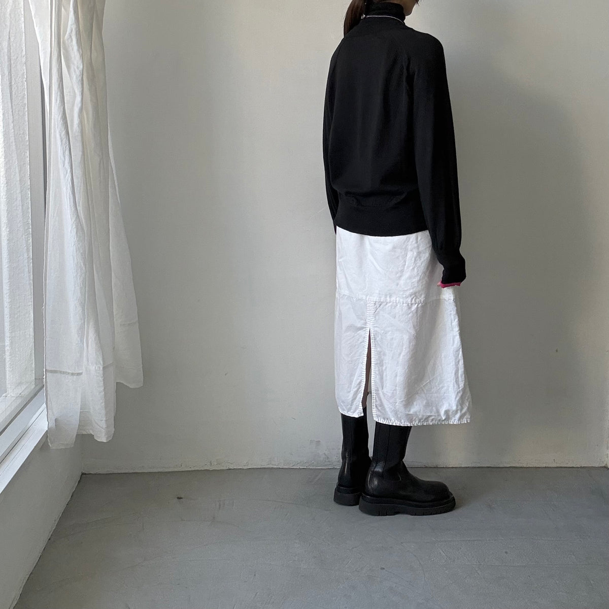 atelier naruse ウールタートルネックニット　ブラック×袖口ピンク