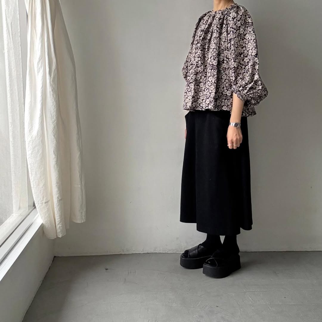R&D.M.Co ワイルドベリーリネンギャザースモック　ブラック×フラックス