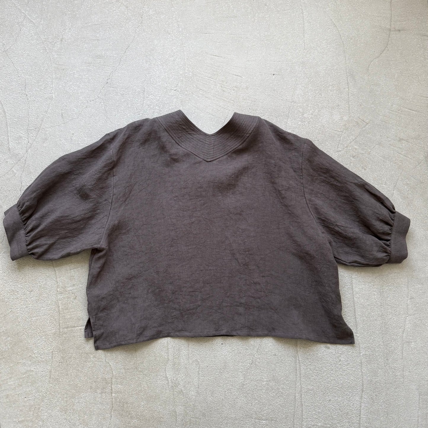 atelier naruse  リネンステッチVネックブラウス
