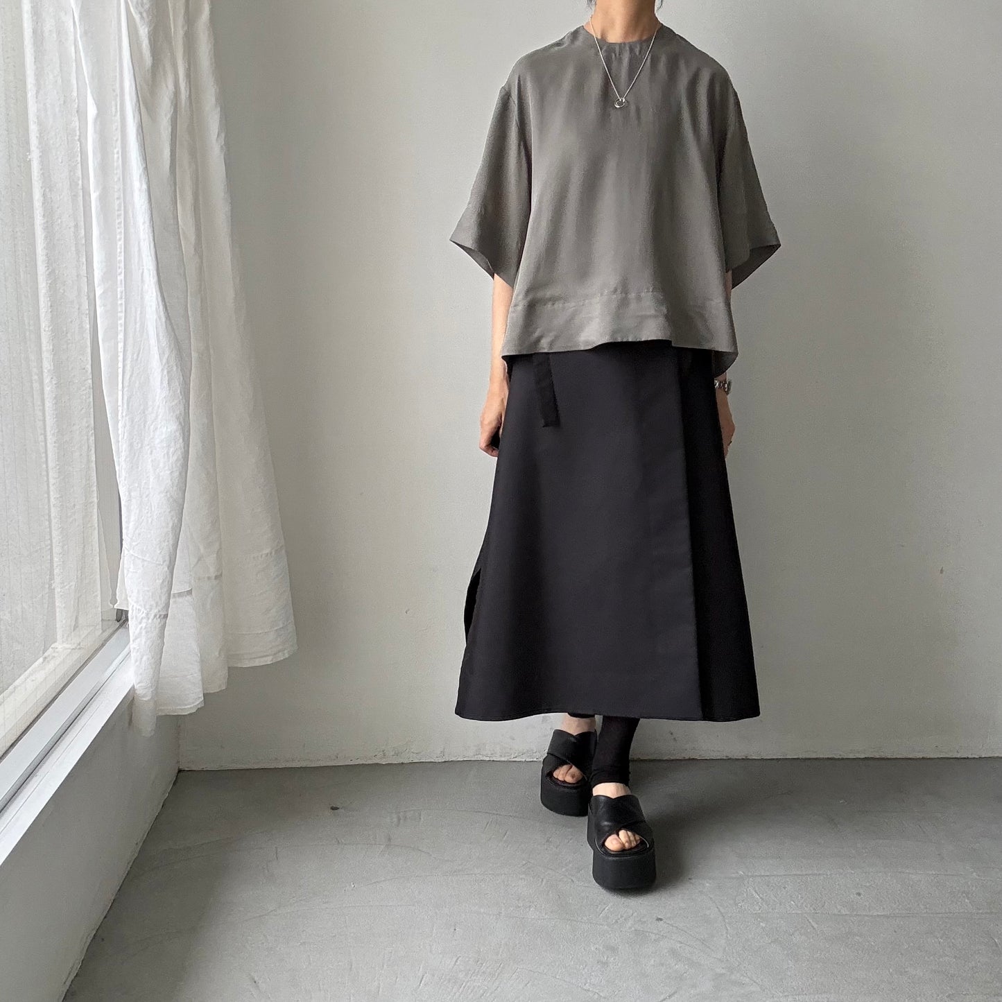 TENNE HANDCRAFTED MODERN ハーフスリーブトップス　グレー