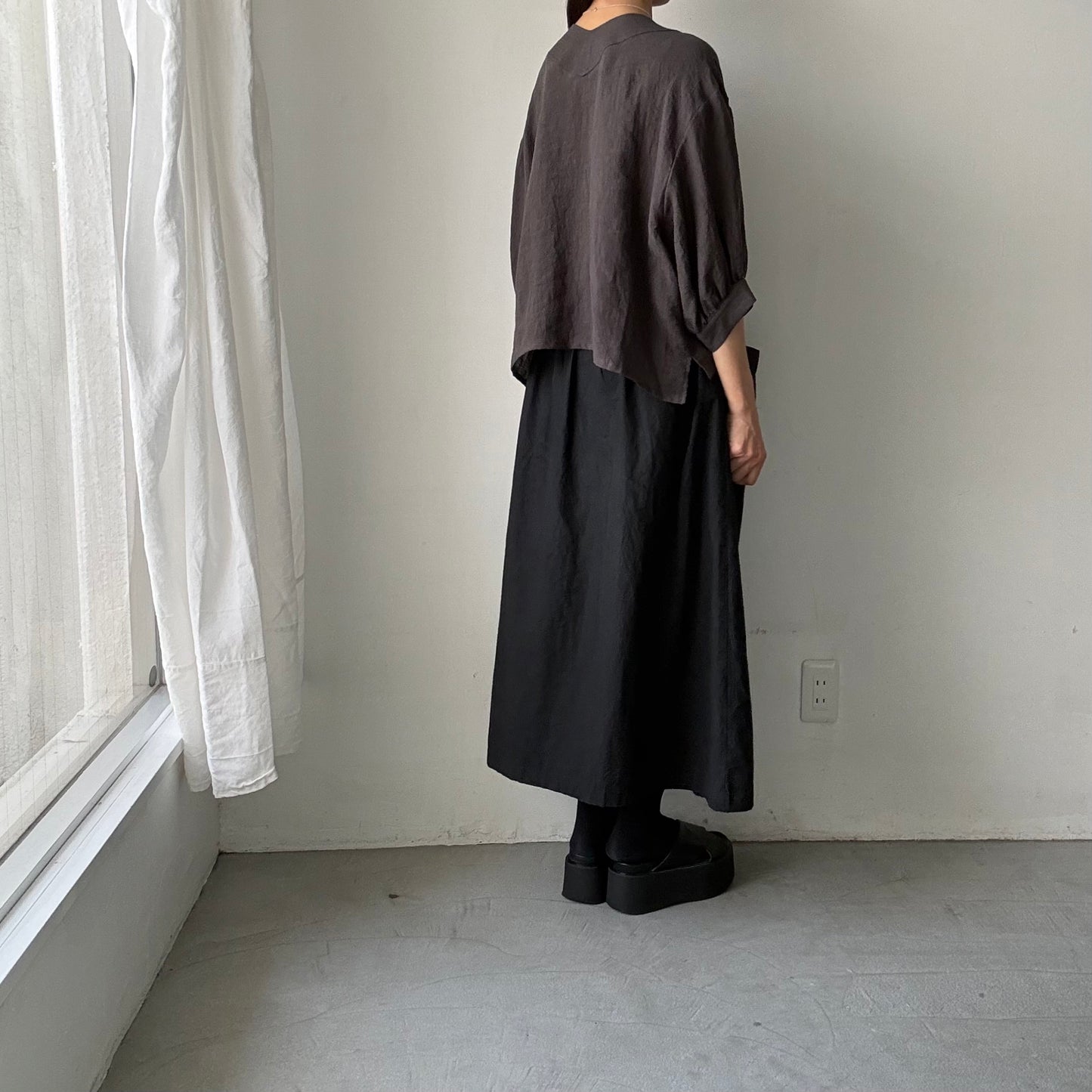 atelier naruse  リネンステッチVネックブラウス