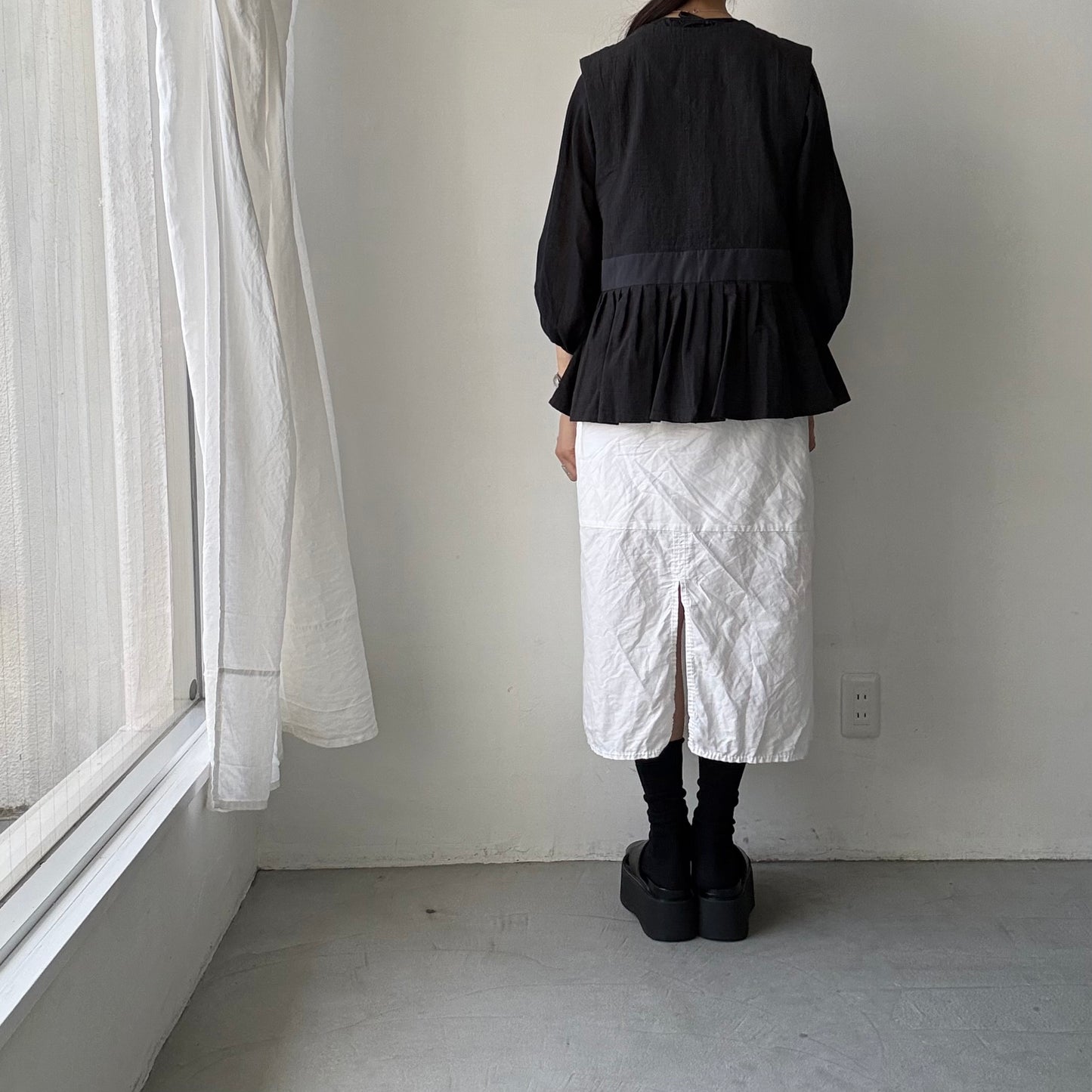 MAGALI   コットンリネンピンチェックペザントジレ