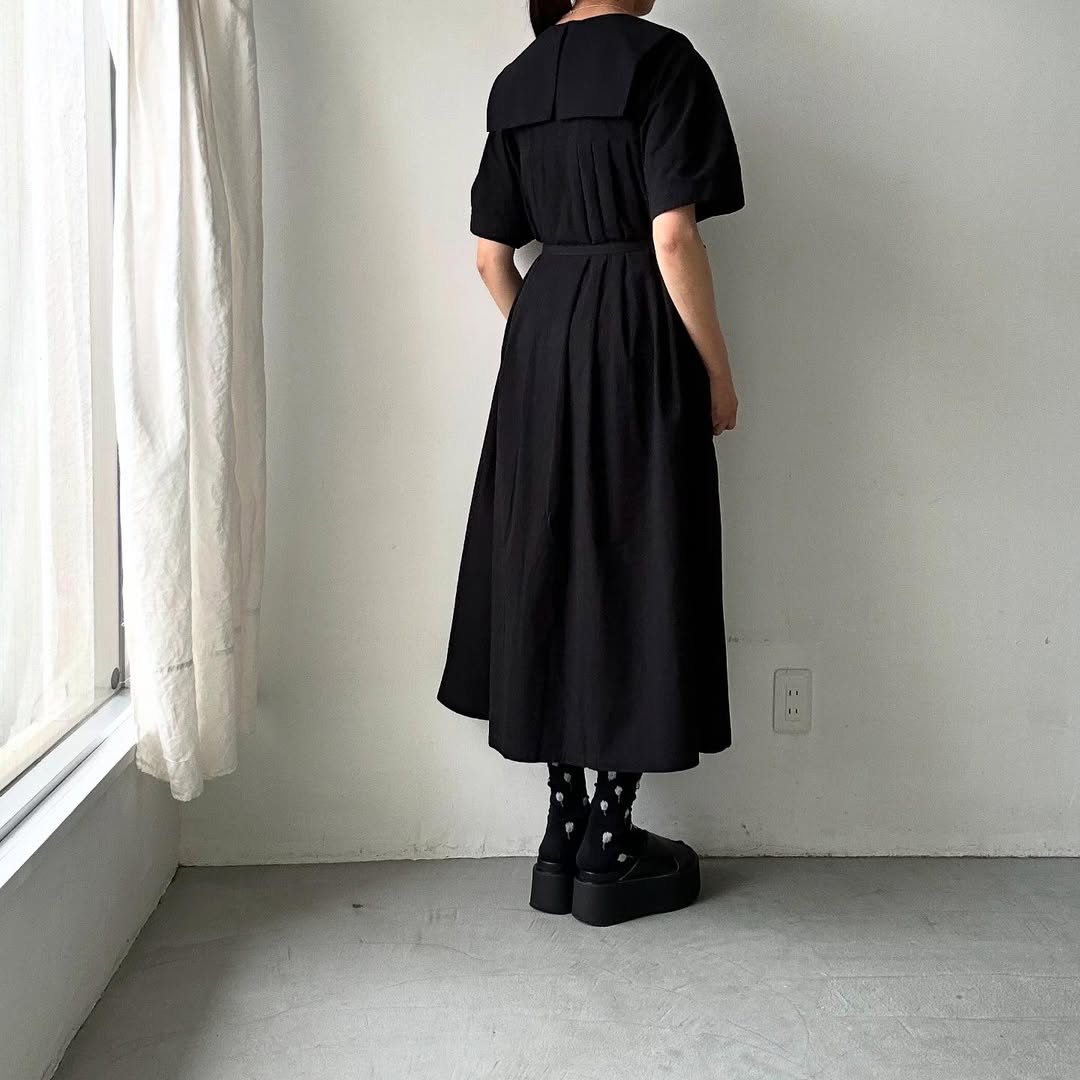 MAGALI 天日干しコットンスクエアカラーワンピース　ブラック