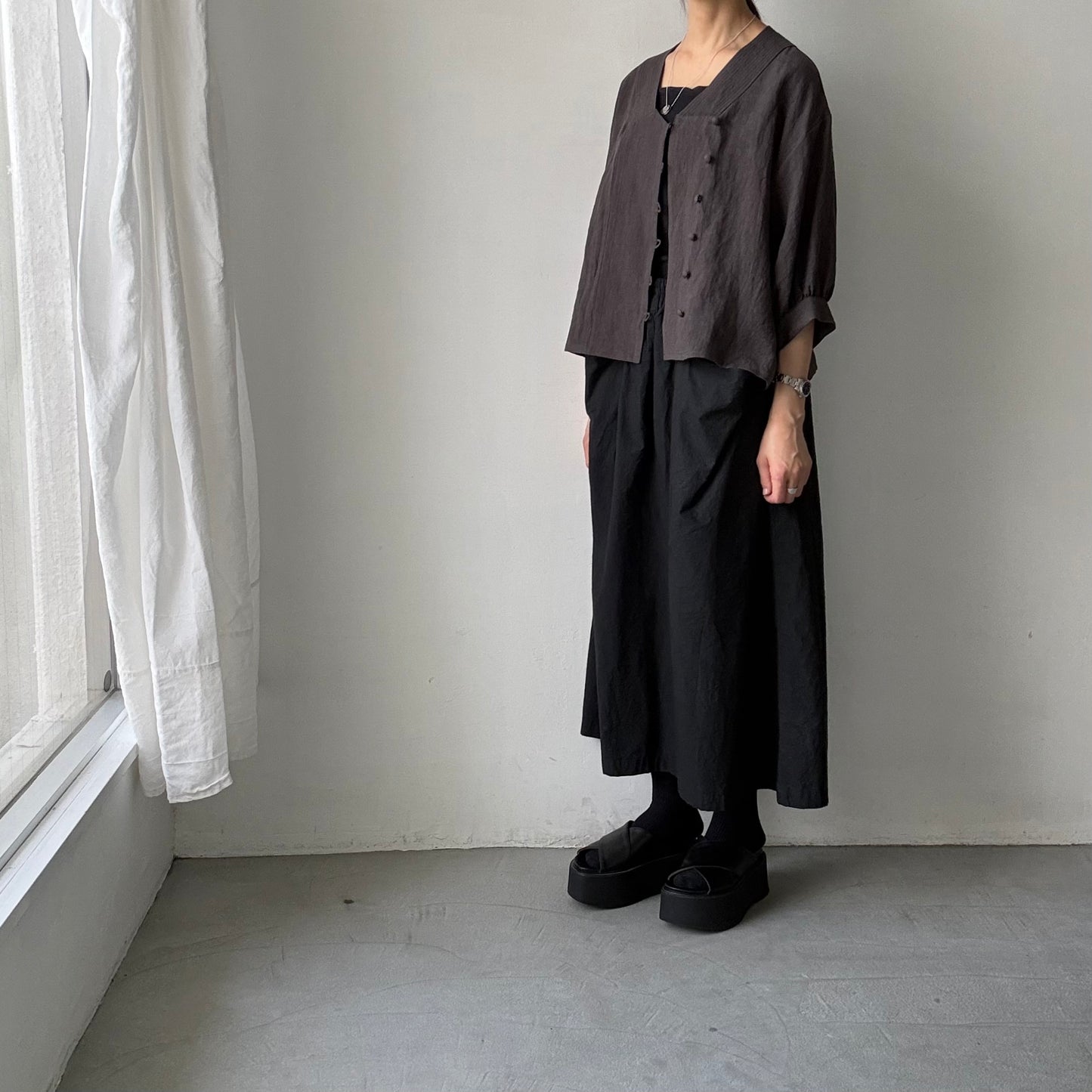 atelier naruse  リネンステッチVネックブラウス