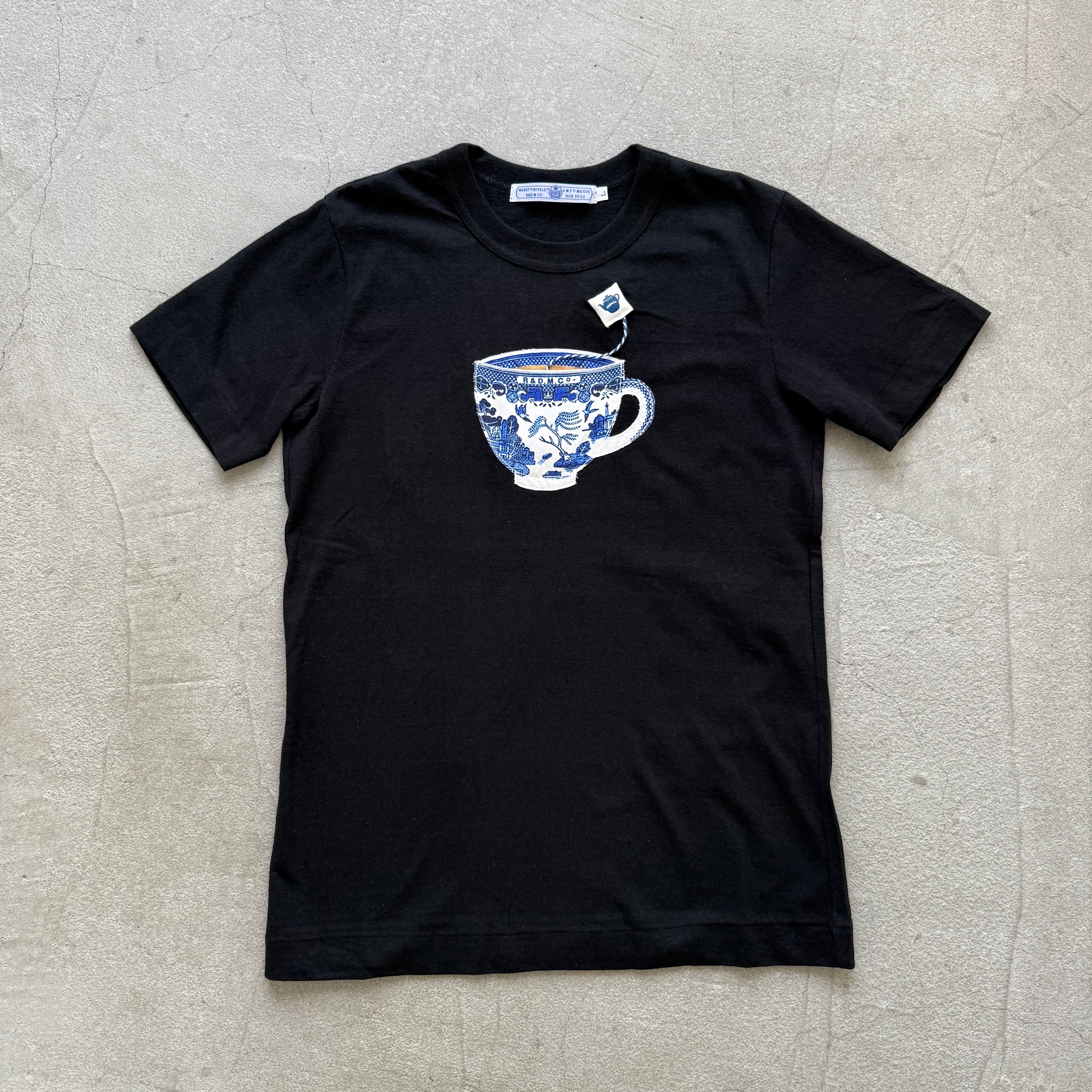 R&D.M.Co BLUE WILLOWミルクティーTシャツ – blanc