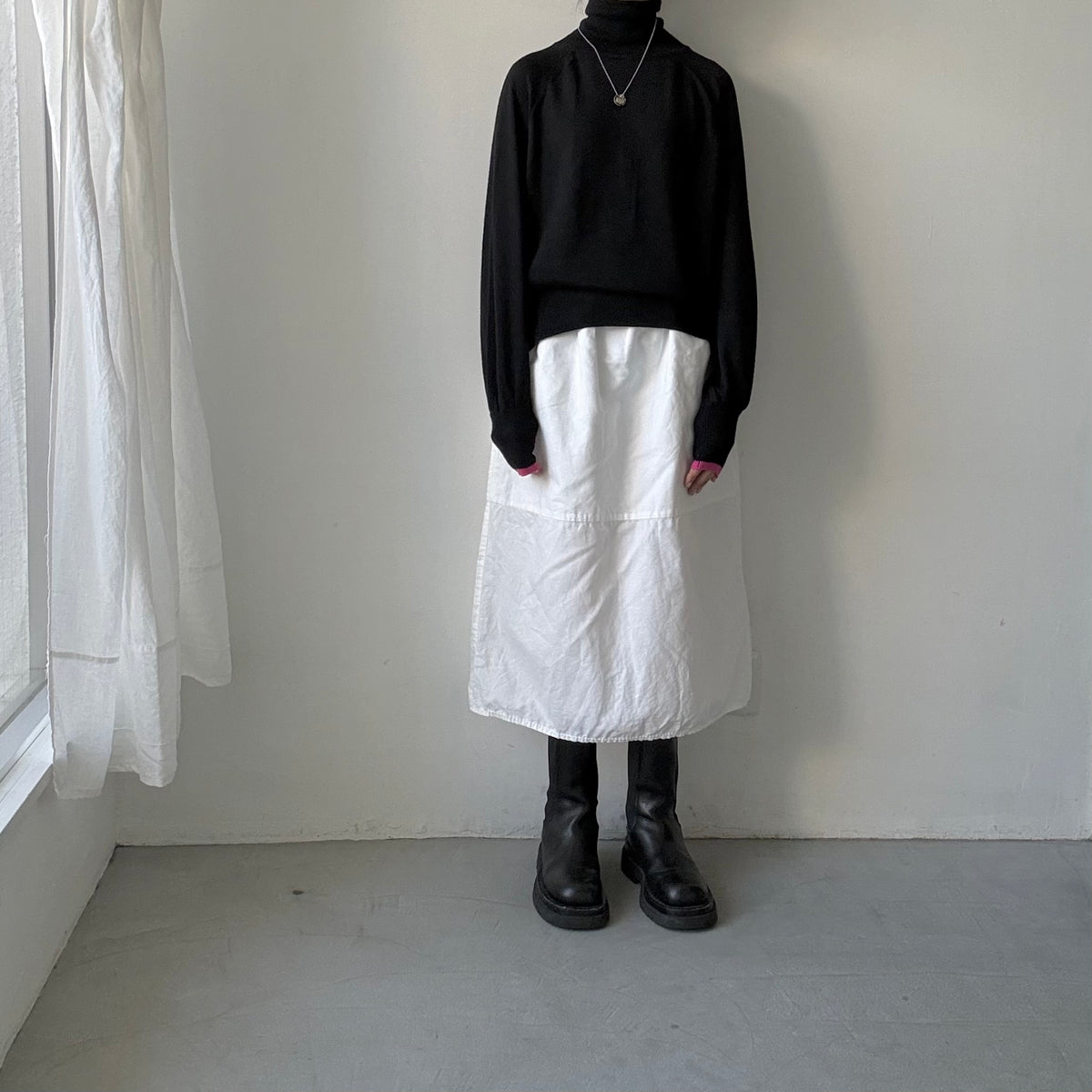 atelier naruse ウールタートルネックニット　ブラック×袖口ピンク