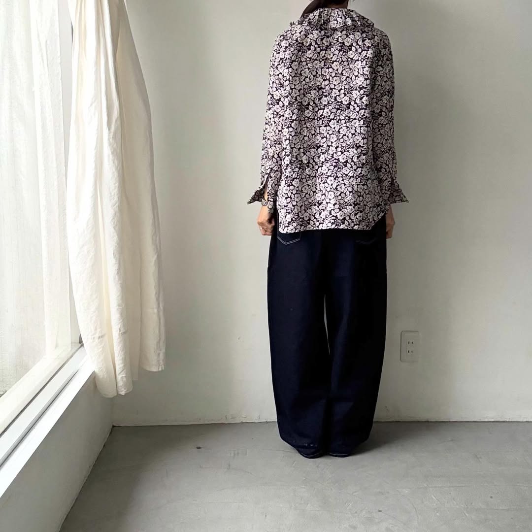 R&D.M.Co ワイルドベリーリネンラッフルカラーブラウス