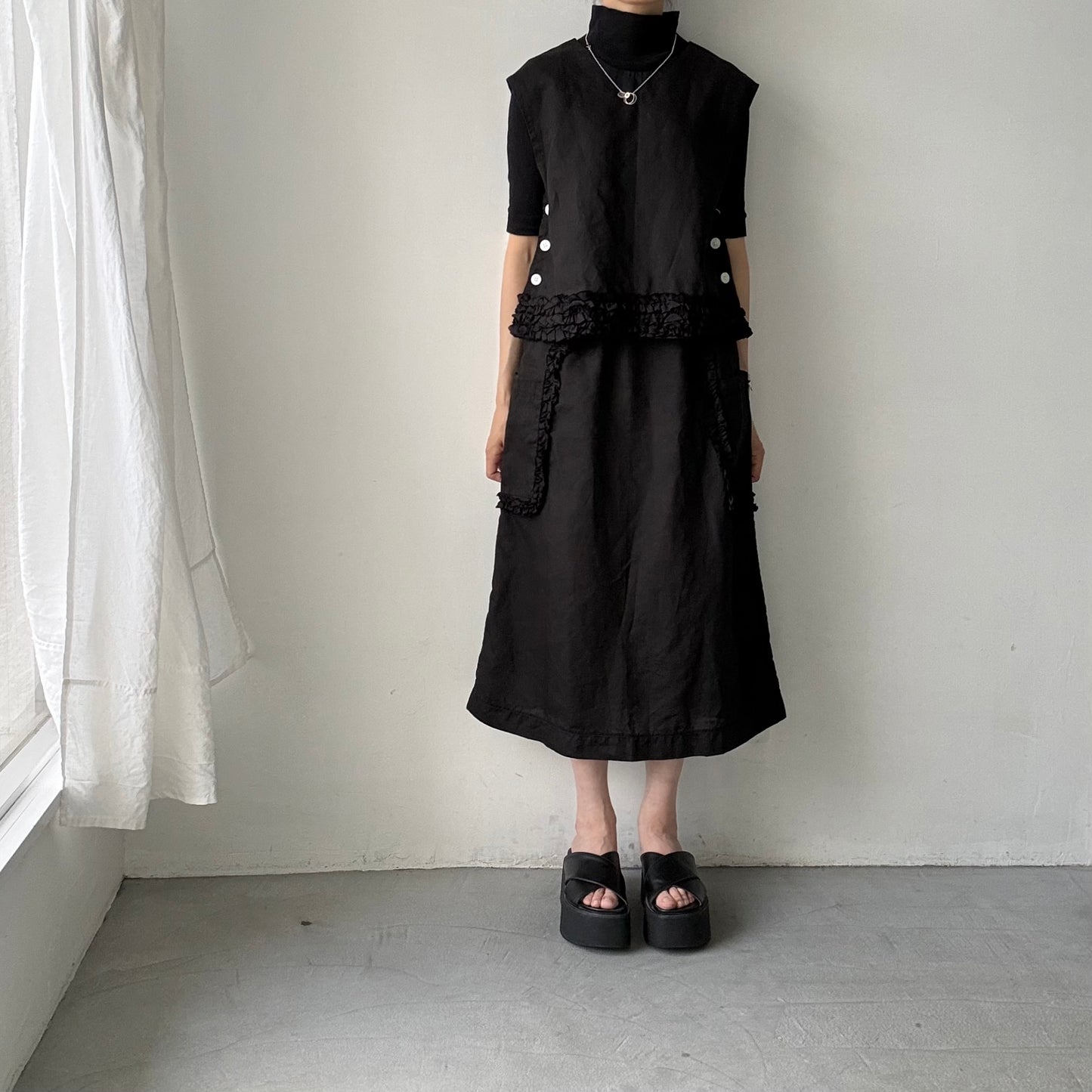 R&D.M.Co  リネンガーメントダイフリルデコレーションボタンビブ