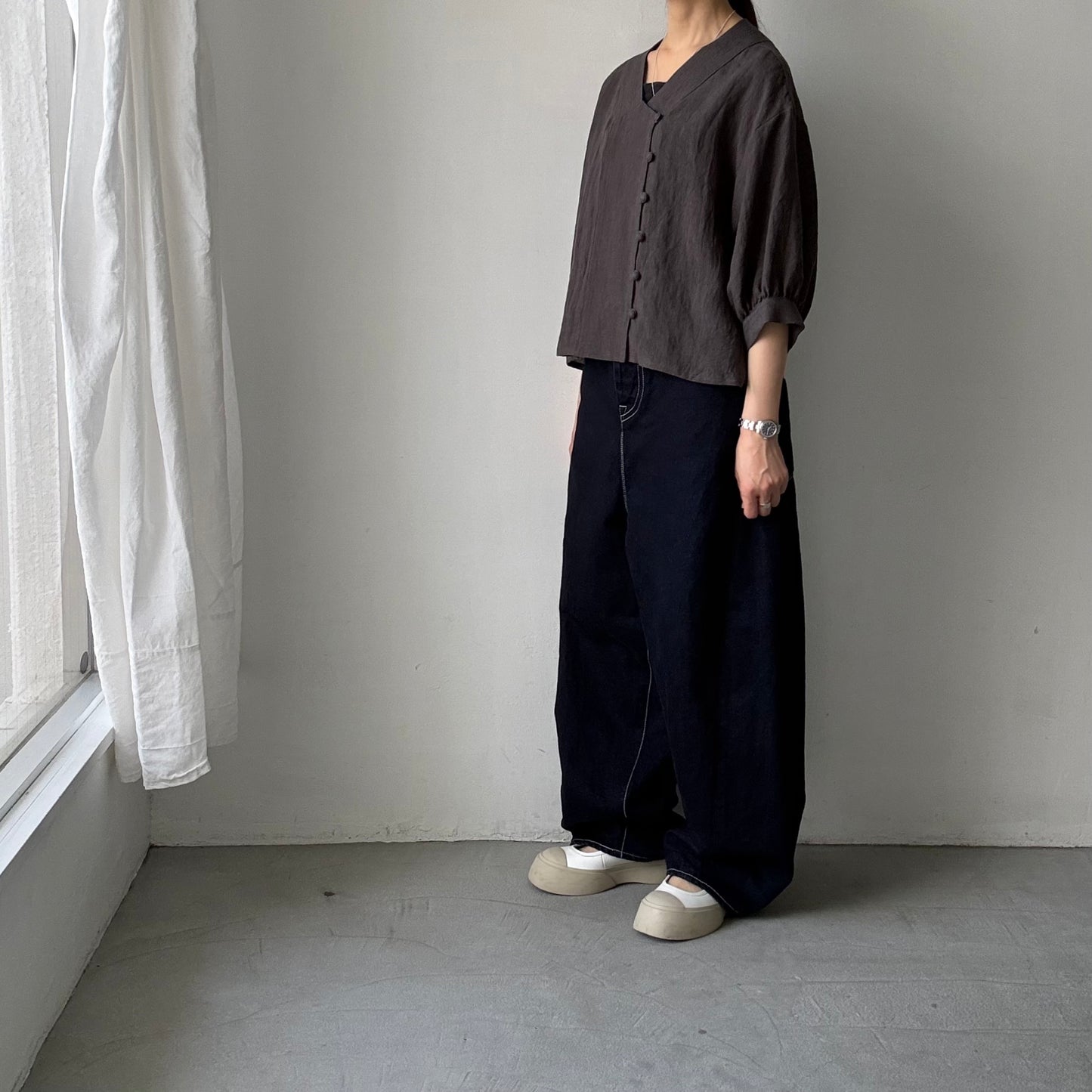 atelier naruse  リネンステッチVネックブラウス