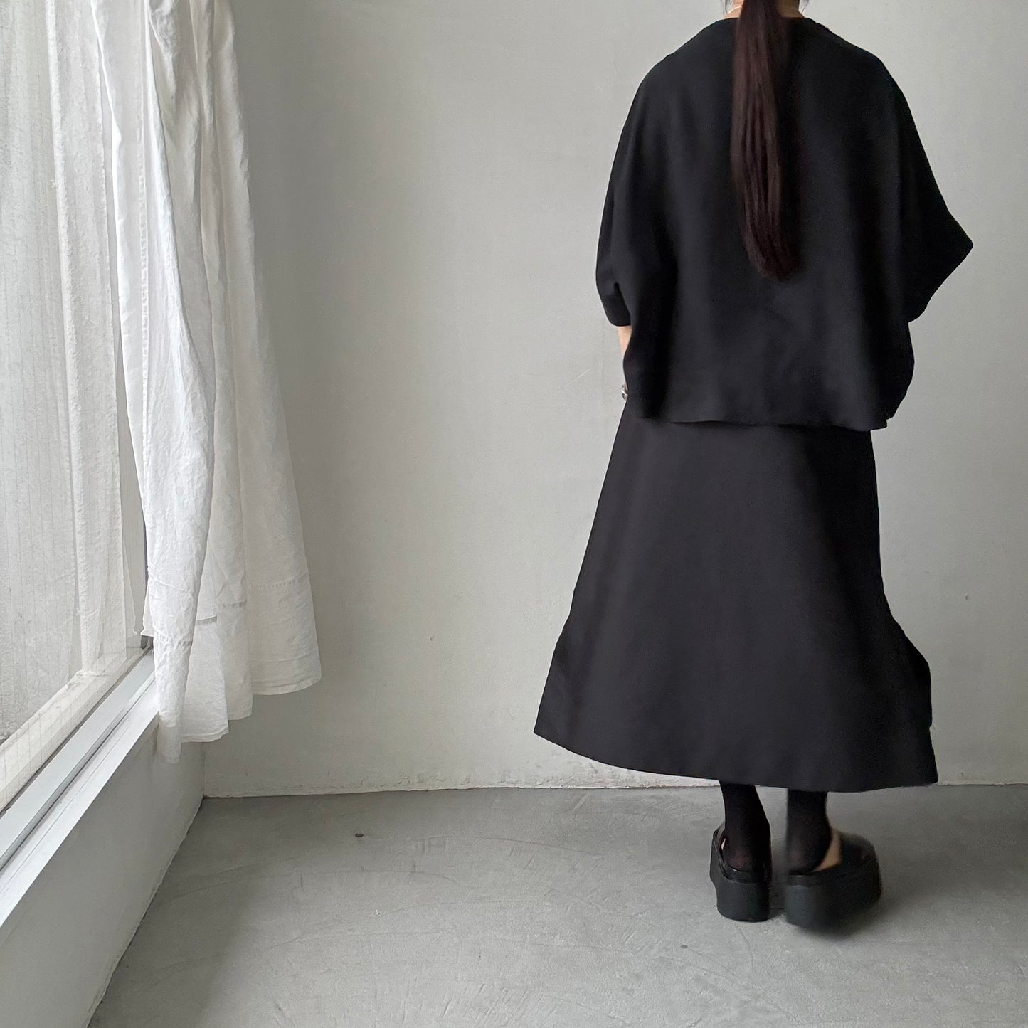 TENNE HANDCRAFTED MODERN ハーフスリーブトップス　ブラック