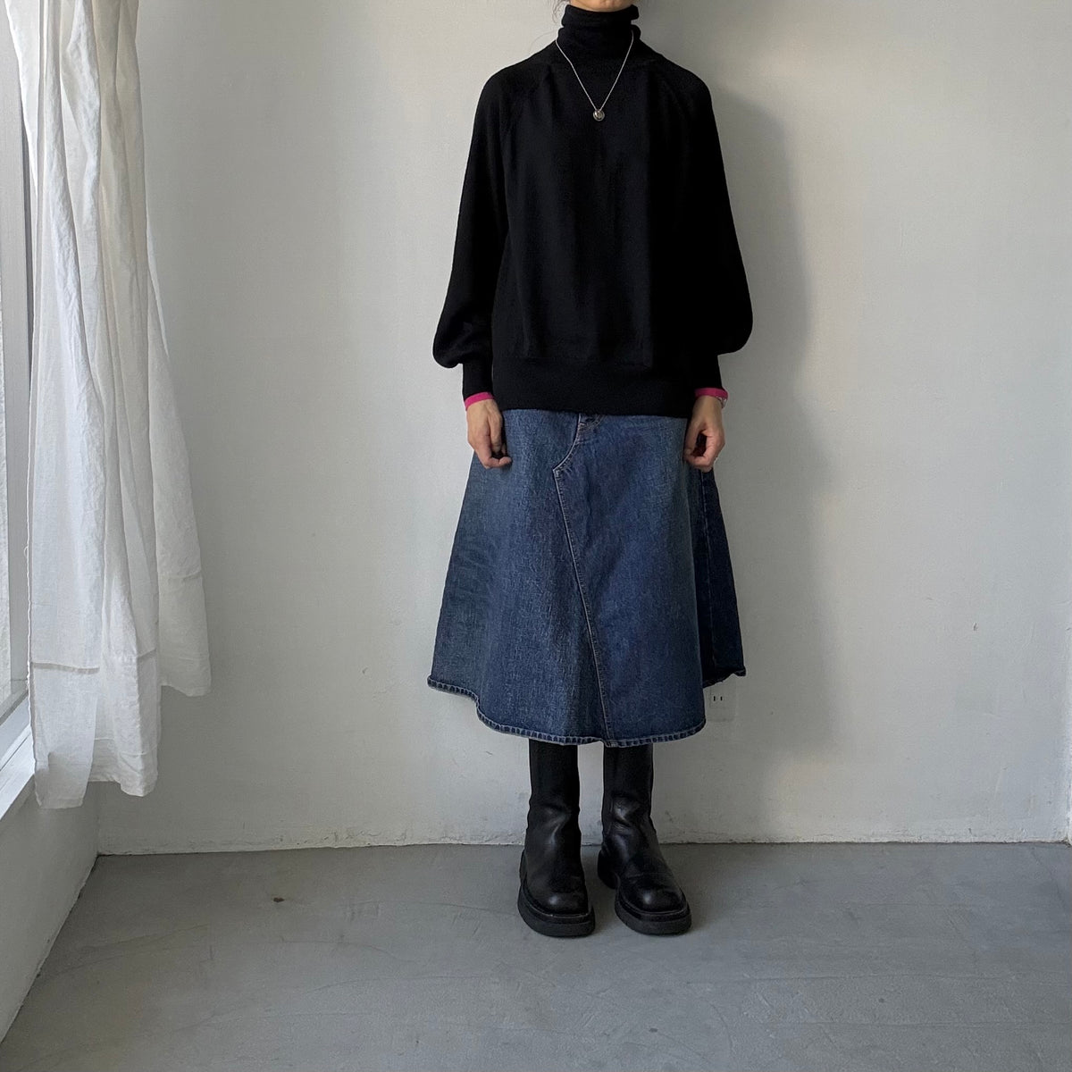 atelier naruse ウールタートルネックニット　ブラック×袖口ピンク