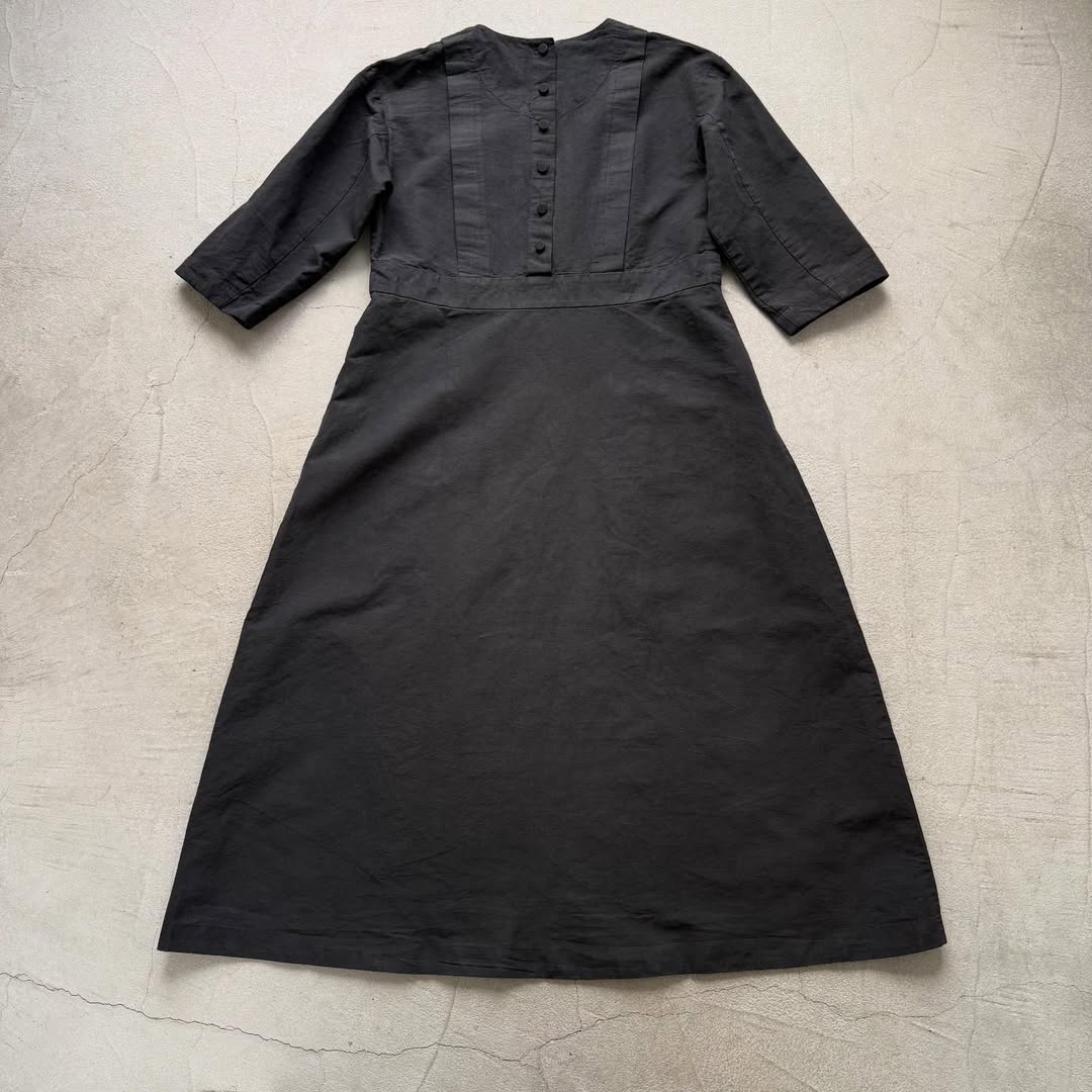 MAGALI ハイカウントコットンリネングレースドレス　ブラック