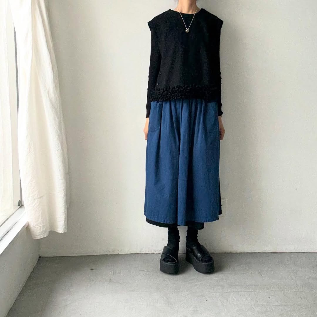 R&D.M.Co  フリルデコレーションボタンビブ　ブラック