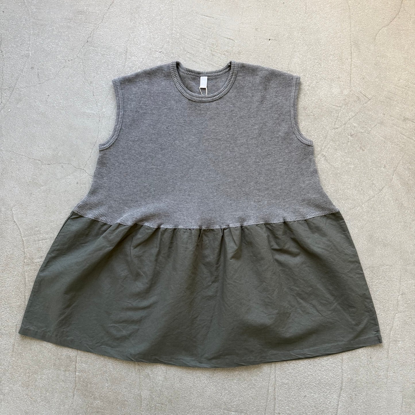 homspun  ワッフルノースリーブプルオーバー　トップグレー×グリーン