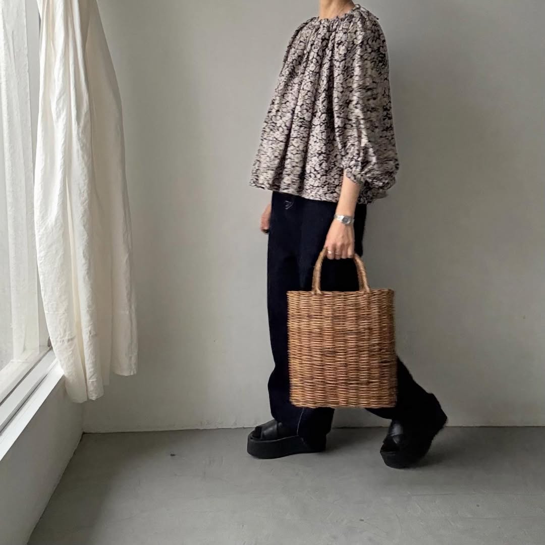 R&D.M.Co ワイルドベリーリネンギャザースモック　ブラック×フラックス