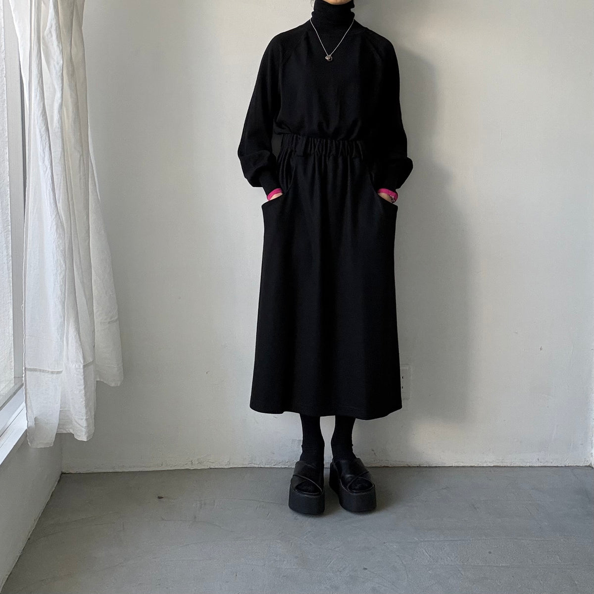atelier naruse ウールタートルネックニット　ブラック×袖口ピンク