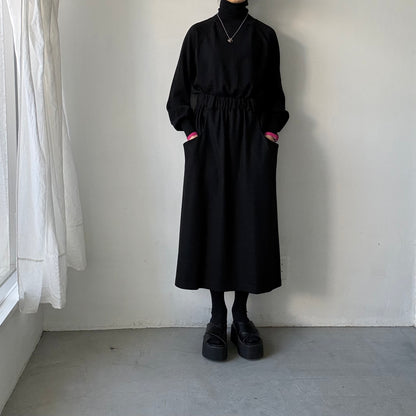 atelier naruse ウールタートルネックニット　ブラック×袖口ピンク