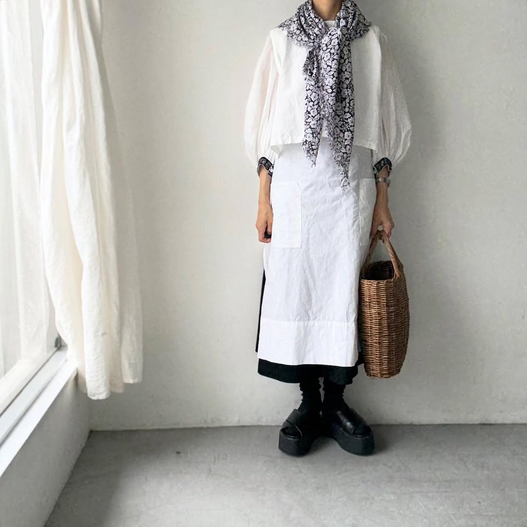 R&D.M.Co  ワイルドベリーガーゼショール　ブラック×ホワイト