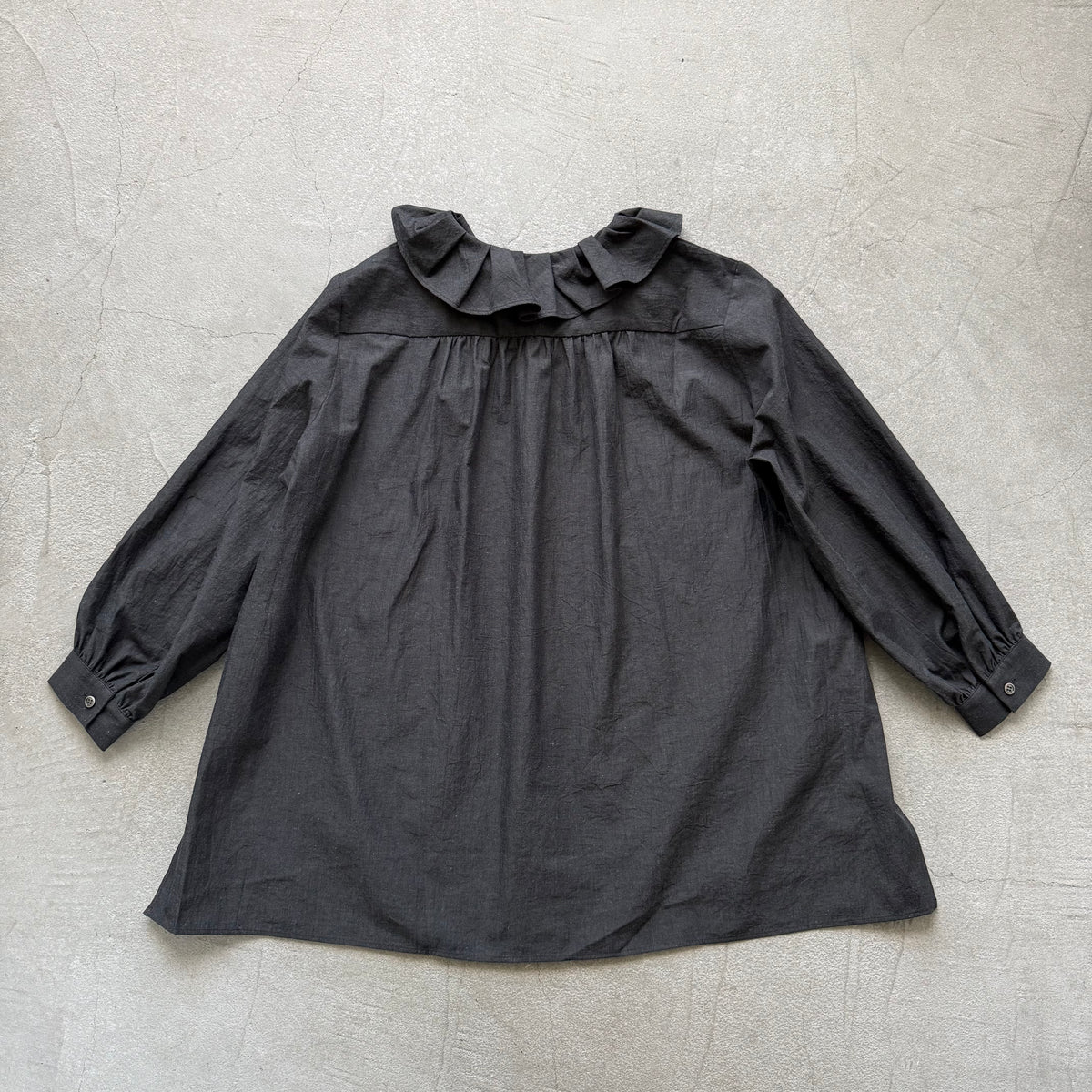 🔵金曜日入荷分予約受付中🔵Linenya  ラッフルシャツ　スミ