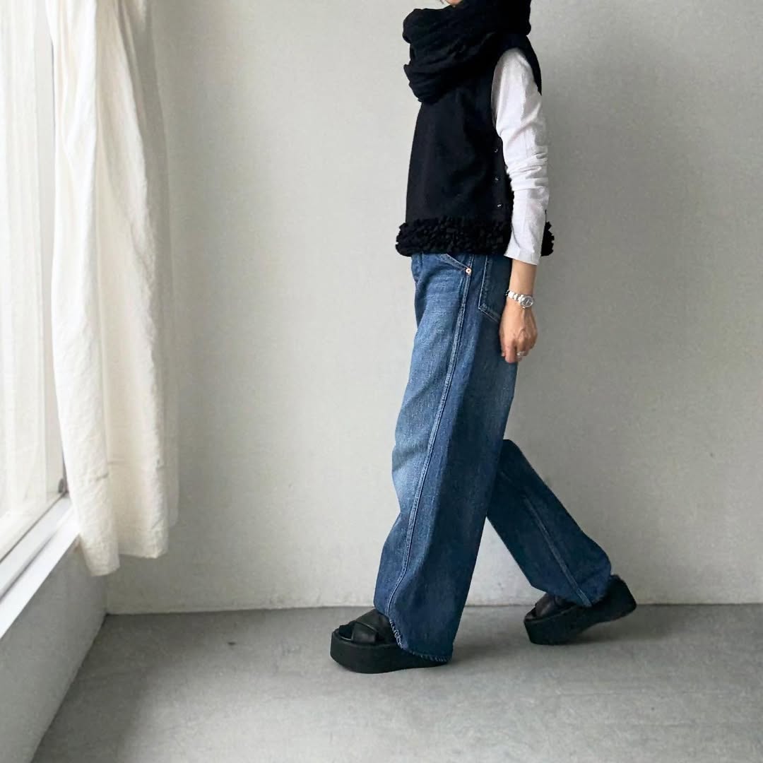 R&D.M.Co  フリルデコレーションボタンビブ　ブラック