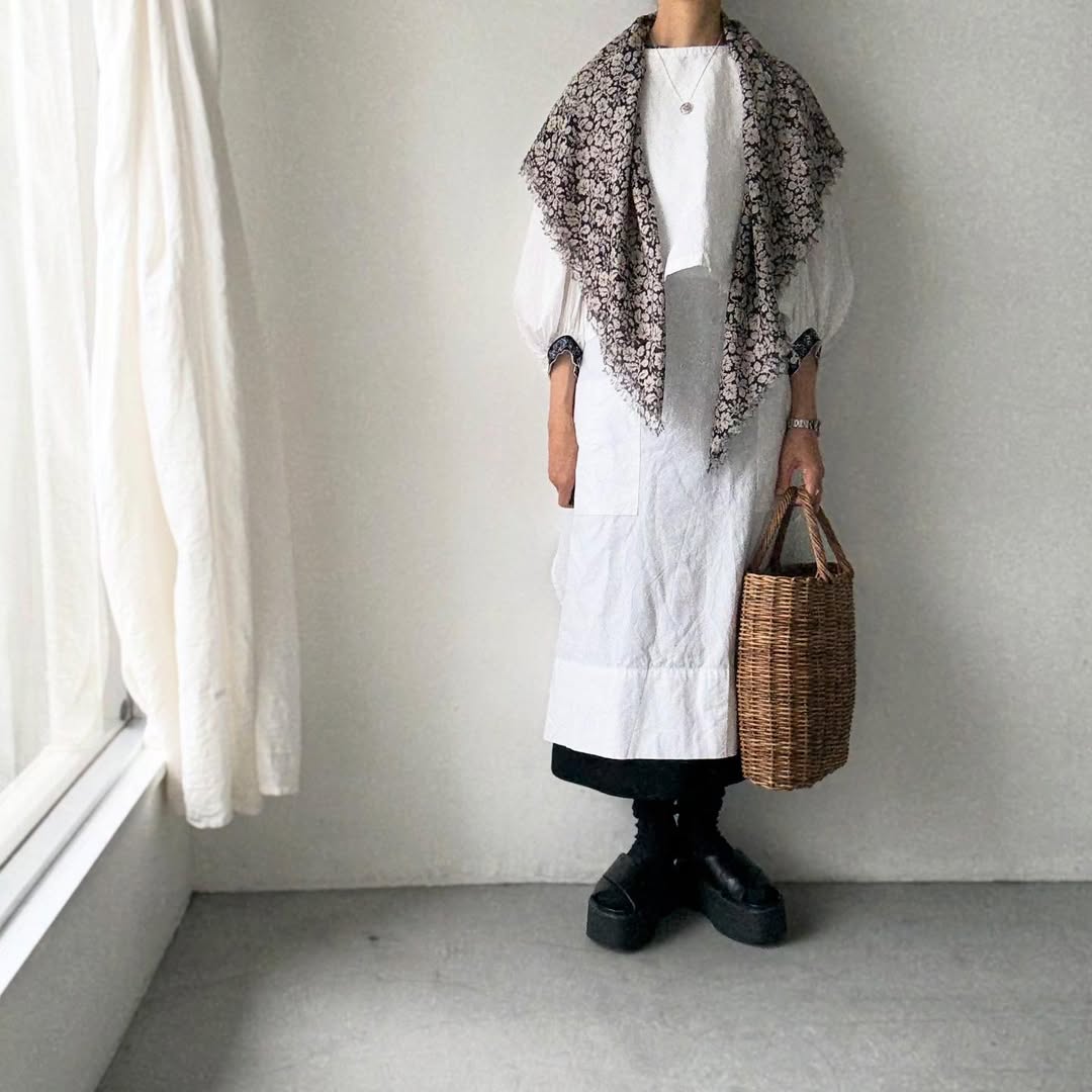 R&D.M.Co  ワイルドベリーガーゼショール　ブラック×フラックス