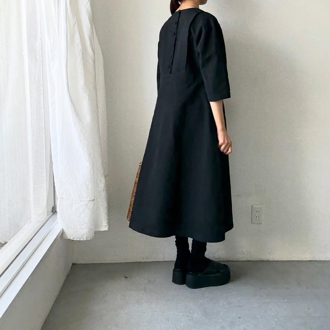 MAGALI ハイカウントコットンリネングレースドレス　ブラック