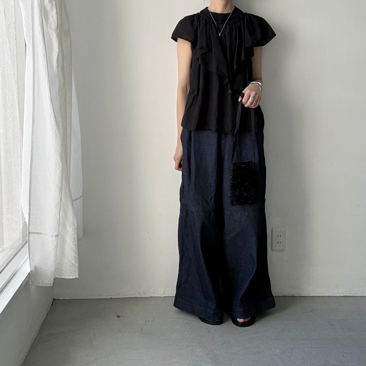 R&D.M.Co プレーンシルクフリルポシェット　ブラック